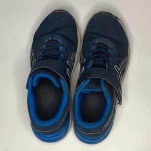 ASICS velcro running shoes Size 1